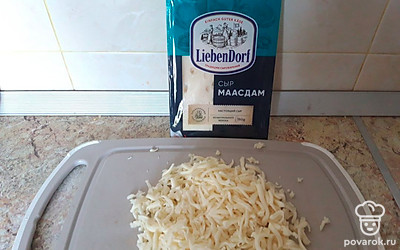 Сыр натрите на крупной терке.