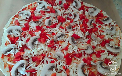 Выложите нарезанные овощи (лук, перец, помидор). Посолите.