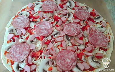 Выложите сосиски и полукопченую колбасу.