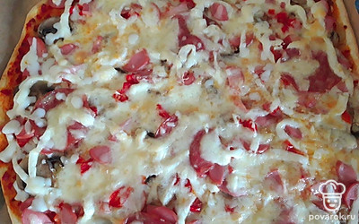 Поставьте пиццу в духовой шкаф на 25 минут при 180 градусах.