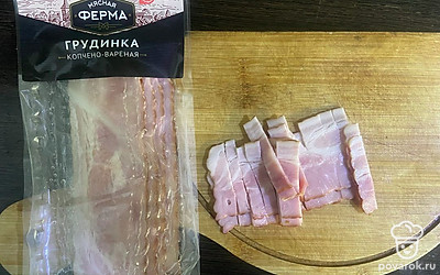 Грудинку нарежьте полосочками.