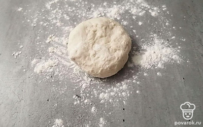 Возьмите дрожжевое тесто. Его можно приготовить самостоятельно или приобрести в магазине. 