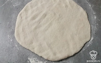 Раскатайте тесто в круглый пласт толщиной 5 миллиметров.