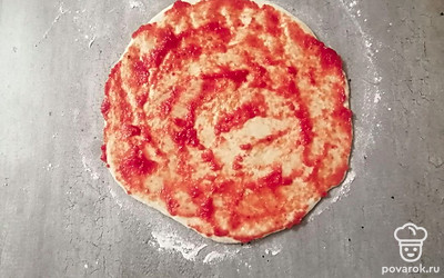Тесто смажьте томатной пастой. 