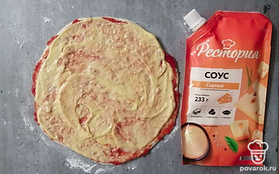 Поверх пасты выложите сырный соус. Размажьте.