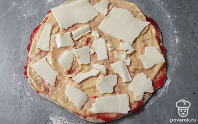 Сверху положите плавленый сыр. Уберите пиццу в духовку. Выпекайте 10 минут. 