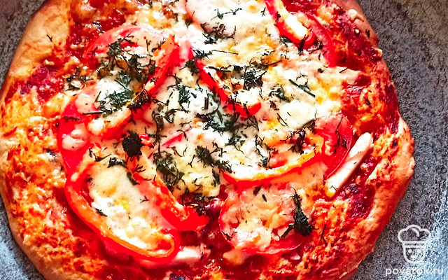 Пицца с копченой курицей, моцареллой и базиликом — Рецепт с фото