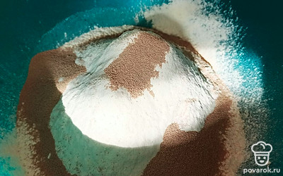 Высыпаем муку, дрожжи, соль и сахар. Выливаем масло и теплую воду. Замешиваем тесто (5 минут).