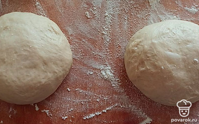 Тесто делим на 2 части. Накрываем полотенцем и оставляем на 40 минут.