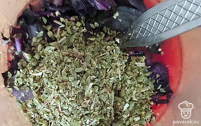 Пока тесто отдыхает, приготовим соус. Нарезанный лук с чесноком жарим на сковородке с маслом до золотистого цвета. Блендером пробиваем 200 граммов томатов в собственном соку, орегано, базилик (у меня он красный), 1 чайную ложку соли и 2 чайных ложки сахара. Соус готов!