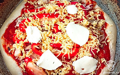 Я добавила красный перец, копченую курицу, сыр моцарелла и тертый сыр.