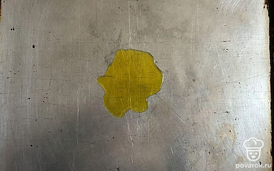 Противень смажьте растительным маслом. Им же смажьте руки. 