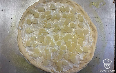 Ананасы мелко нарежьте и выложите равномерным слоем на соус. 