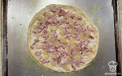 С куриного мяса снимите кожу, нарежьте курицу кубиком. Распределите по основе. 