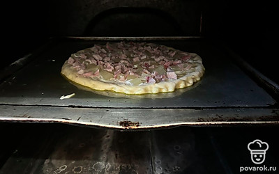 Отправьте заготовку пиццы в духовку на 10 минут при 175 градусах. 