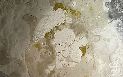 В чашу просейте муку. Добавьте сахар, дрожжи, воду и масло.