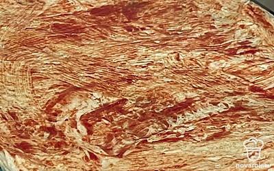 Тесто раскатайте, смажьте поверхность соусом.