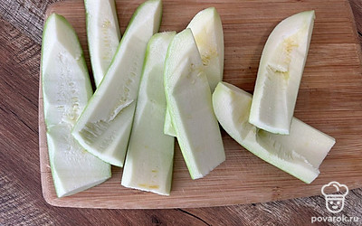 Кабачок очистите о кожуры и удалите сердцевину.