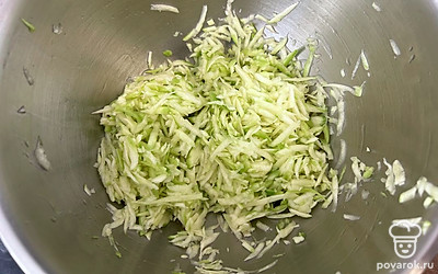 Натрите на крупной терке и выжмите лишний сок.