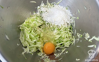 К натертому кабачку добавьте муку и куриное яйцо. Посолите и поперчите по вкусу. Тщательно перемешайте.