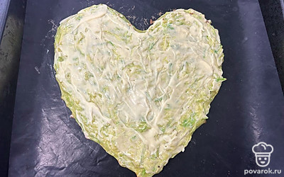 Смажьте майонезом.