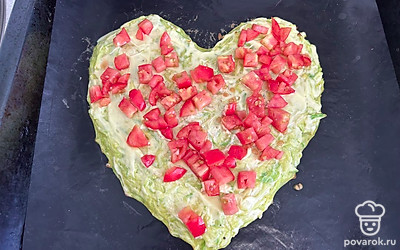 Помидоры нарежьте кубиком, разложите на кабачковое тесто.