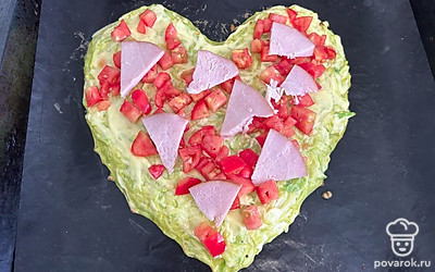 Карбонад нашинкуйте небольшими кусочками в виде треугольников. Выложите на помидоры.