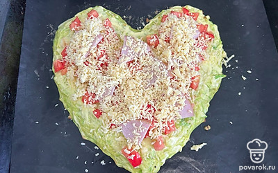 Посыпьте тертым сыром. Отправьте в духовку на 10 минут.