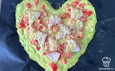 Пицце дайте полностью остыть. Затем переложите в тарелку. Приятного аппетита!