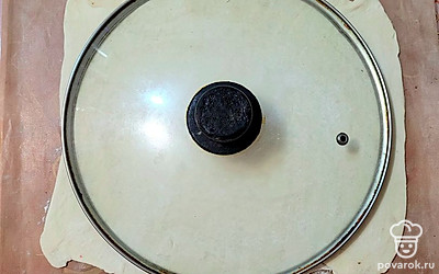 Тесто раскатать в тонкий пласт, вырезать круг (при помощи крышки).