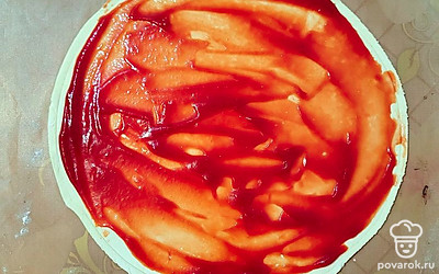 Смазать поверхность теста томатной пастой. 