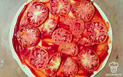 Выложить на тесто нарезанные кружочками помидоры. 