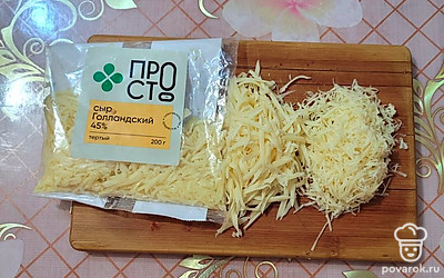 Колбасу нарезать соломкой, сыр натереть на терке. 