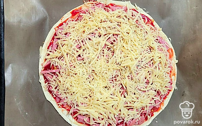 Выложить колбасу на пиццу, сверху посыпать тремя видами сыра. Выпекать в духовке при 180 градусах 30 минут. 