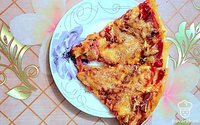 Готовую пиццу нарезать. Подавать к столу можно как в теплом, так и в холодном виде. 