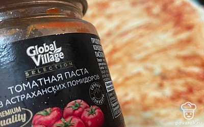 Раскатайте тесто, смажьте его томатной пастой.