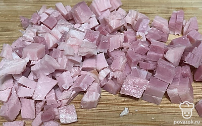 Нарежьте грудинку.