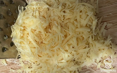 Сыр натрите на терке, выложите сверху. Выпекайте пиццу в духовке 8 минут при 180 градусах.