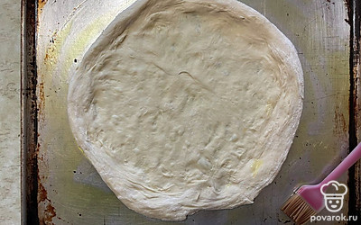 Формы для выпекания смажьте растительным маслом. На форме растяните тесто в круг, оставляя небольшие бортики.