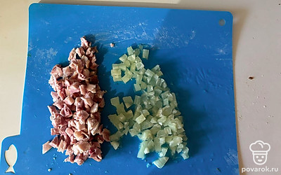 Для гавайской начинки мелким кубиком нарежьте консервированные ананасы и куриные бедро, которое заранее очистите от кожи.