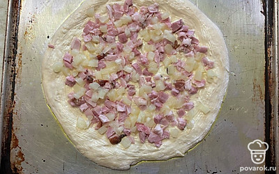 Распределите начинку по основе для пиццы.