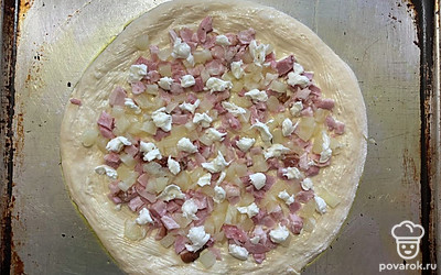 Также равномерным слоем присыпьте пиццу сыром.