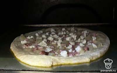 Пиццу отправьте в духовку на полчаса при 180 градусах. 