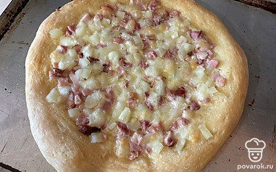 Готовую пиццу подавайте к столу порционно.