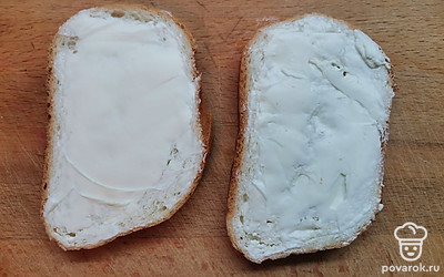 Ломтики батона намажьте сливочным маслом. 