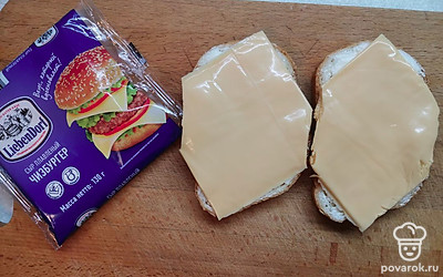 Выложите ломтики плавленого сыра. 