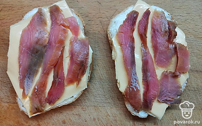 Затем выложите кусочки копченой горбуши. 