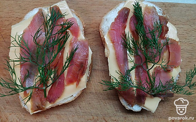 Украсьте веточками свежего укропа. 