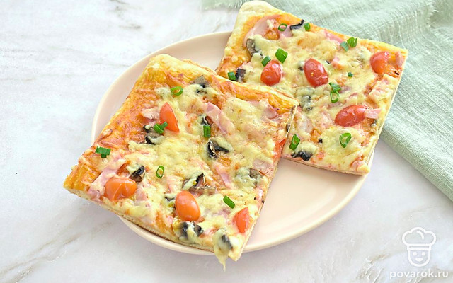 Пицца на слоеном тесте с копченой курицей и колбасой — Рецепт с фото