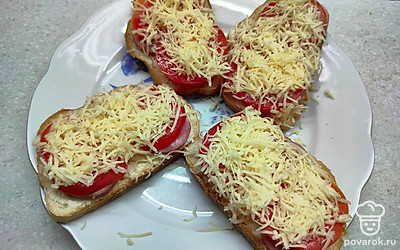 Посыпьте тертым сыром. 